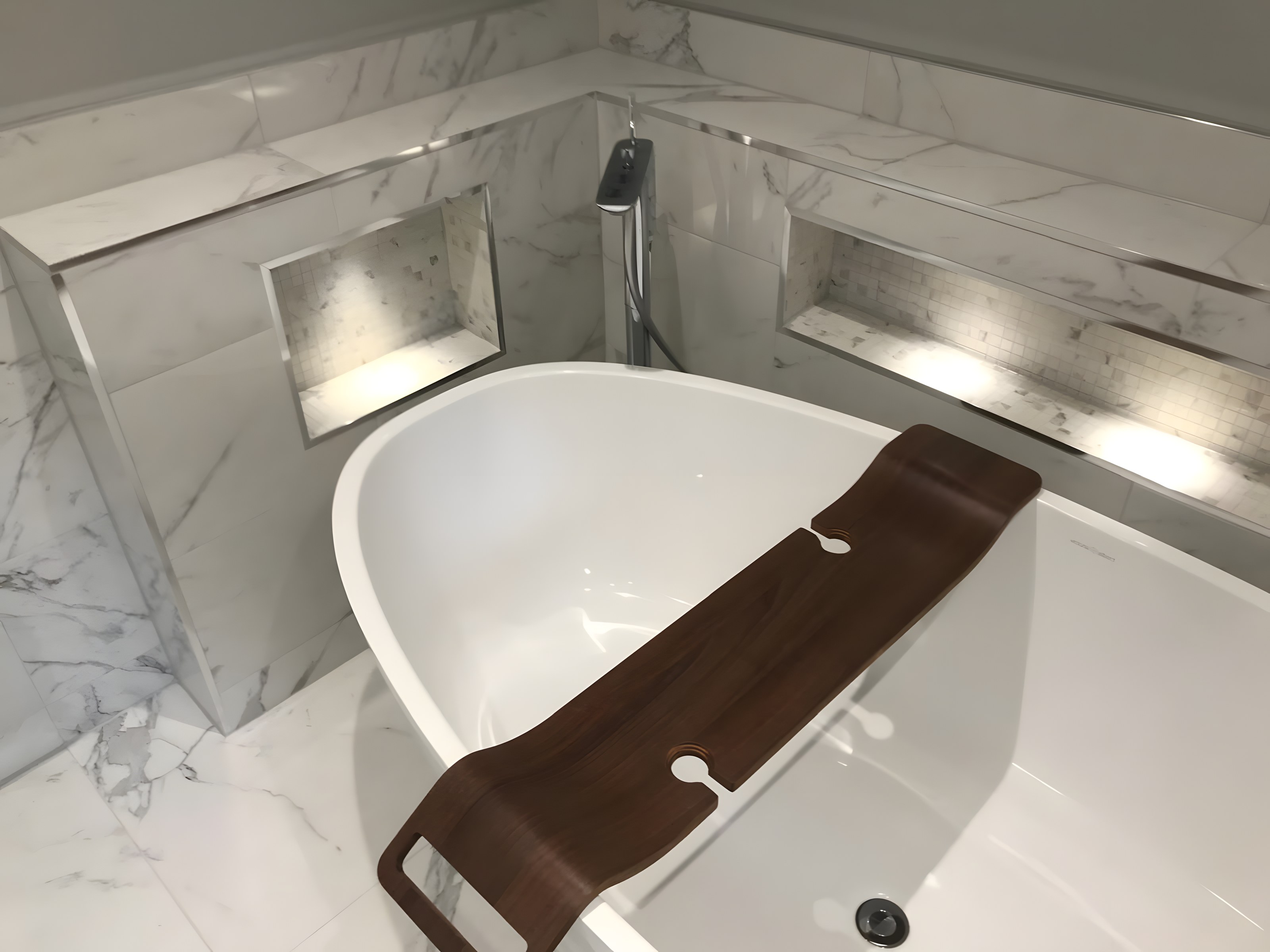 Freestanding bath with lit marble niches